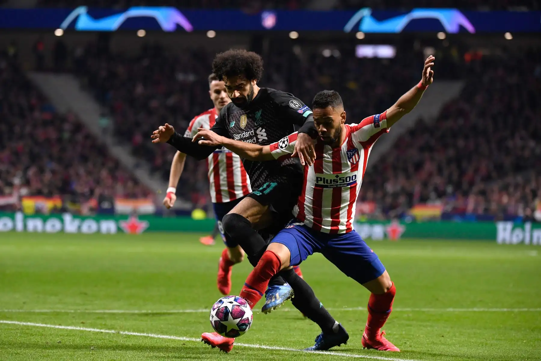 El defensor brasileño del Atlético de Madrid Renan Lodi (R) desafía al mediocampista egipcio de Liverpool Mohamed Salah durante la ronda de la UEFA Champions League, octavos de final-Foto:AFP`