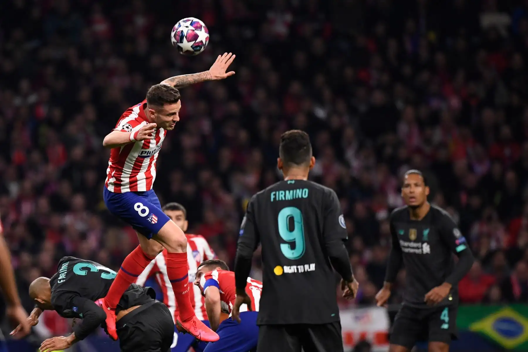El centrocampista español del Atlético de Madrid, Saúl Niguez, encabeza el balón durante la UEFA Champions League, octavos de final.Foto:AFP