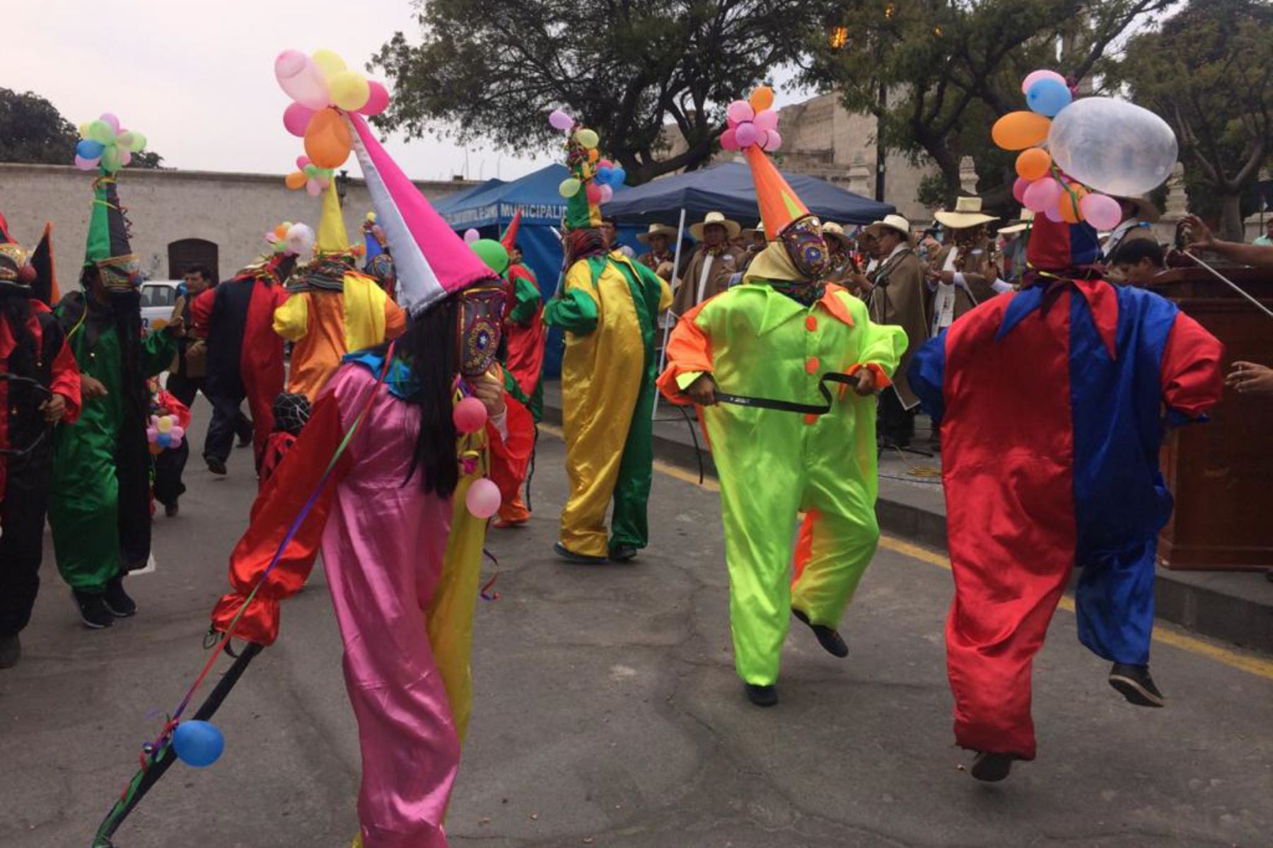 Los arlequines o mojigangos volverán a tomar las calles de Cayma este domingo durante celebración de carnaval.