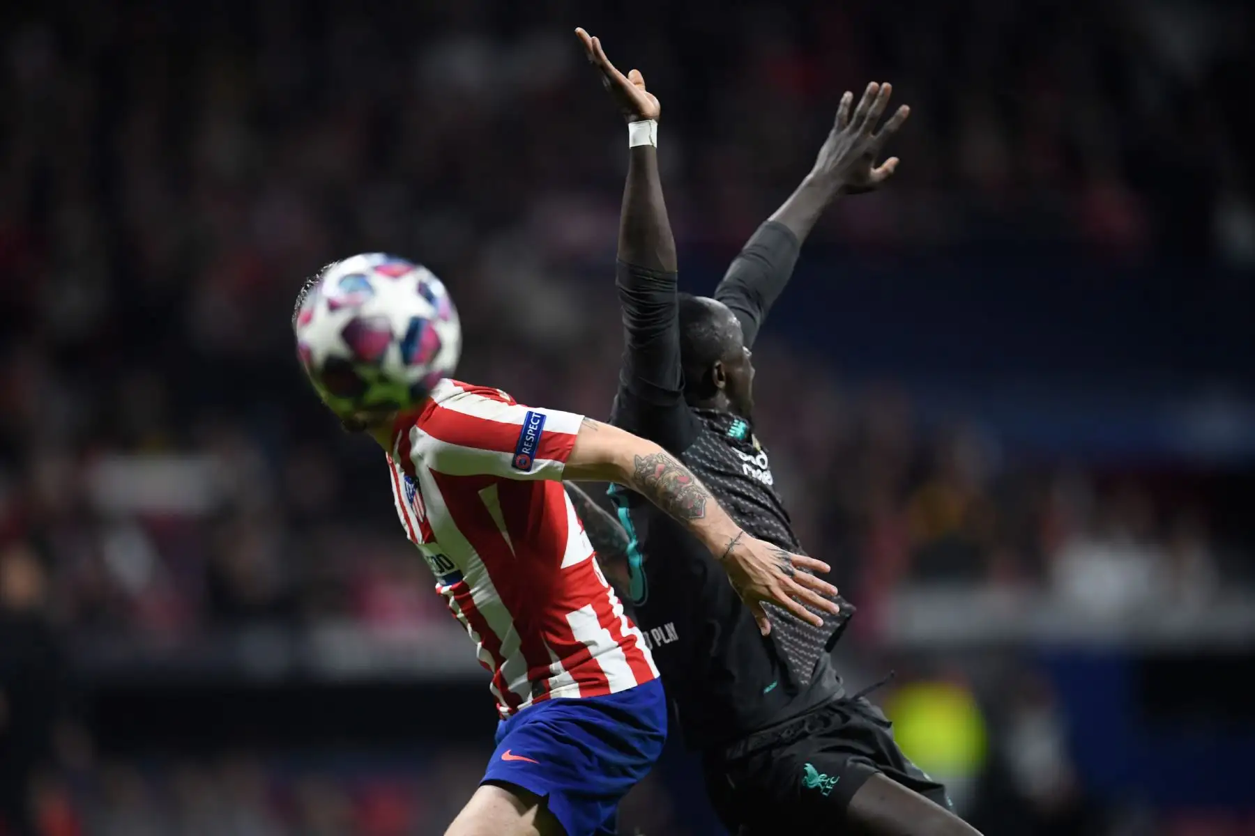 El delantero senegalés del Liverpool Sadio Mane (R) desafía al defensor croata del Atlético de Madrid Sime Vrsaljko durante la Liga de Campeones de la UEFA, octavos de final.Foto:AFP