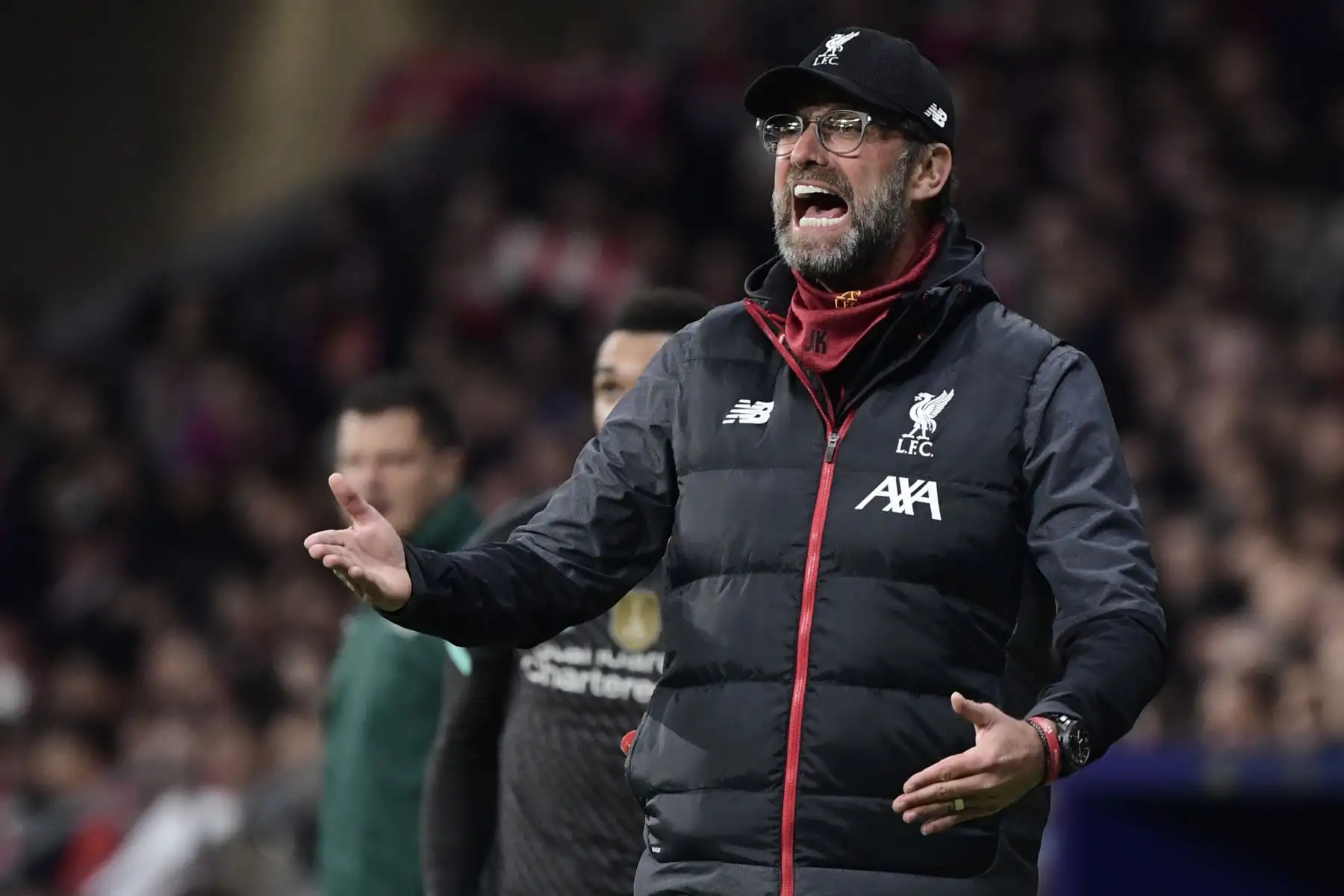 El entrenador alemán del Liverpool, Jurgen Klopp, hace gestos durante la UEFA Champions League, octavos de final, partido de fútbol de ida entre el Club Atlético de Madrid y el Liverpool FC en el estadio Wanda Metropolitano de Madrid-Foto:AFP