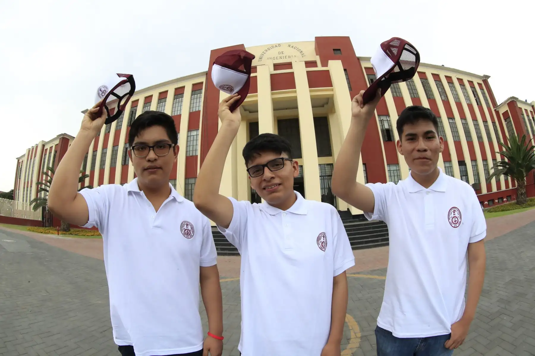 La Universidad Nacional de Ingeniería presentó a los tres primeros puestos del Concurso de Admisión 2020-1. De izquierda a derecha: Salvador Loayza Segura, segundo puesto,  Alessandro Lisarazo Ortíz, primer puesto y Luis Angelo Huamán Quillay, tercer puesto.

Foto: ANDINA/Juan Carlos Guzmán Negrini.