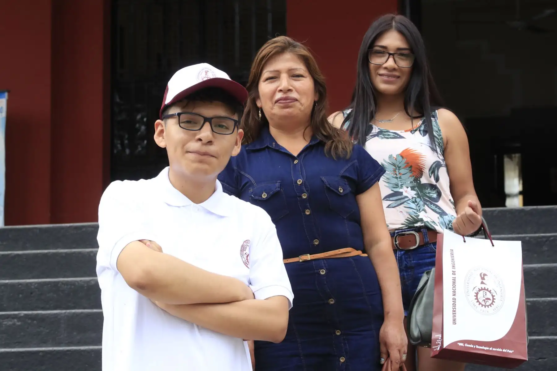 La Universidad Nacional de Ingeniería presentó tres primeros puestos del Concurso de Admisión 2020-1. Alessandro Lisarazo Ortíz, primer puesto acompañado de su madre y hermana

Foto: ANDINA/Juan Carlos Guzmán Negrini.