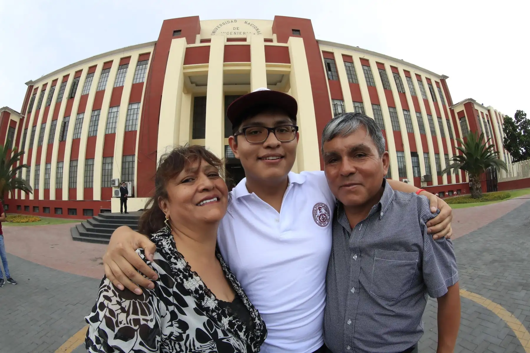Salvador Loayza Segura, segundo puesto acompañado de sus padres

Foto: ANDINA/Juan Carlos Guzmán Negrini.