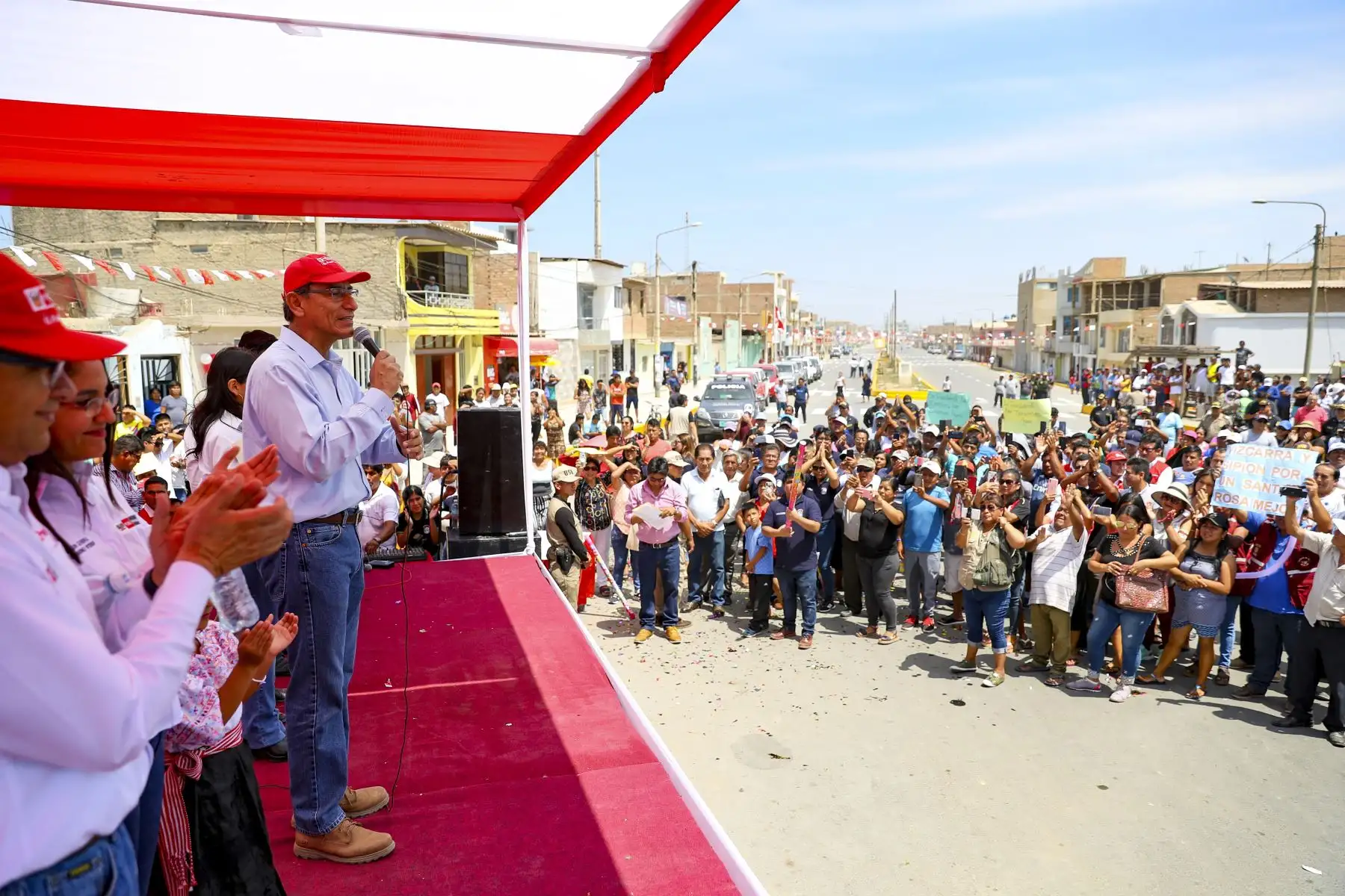 Presidente Martín Vizcarra supervisó la entrega de obras de rehabilitación de las calles del distrito de Santa Rosa de Chiclayo. Foto:ANDINA/ Prensa Presidencia