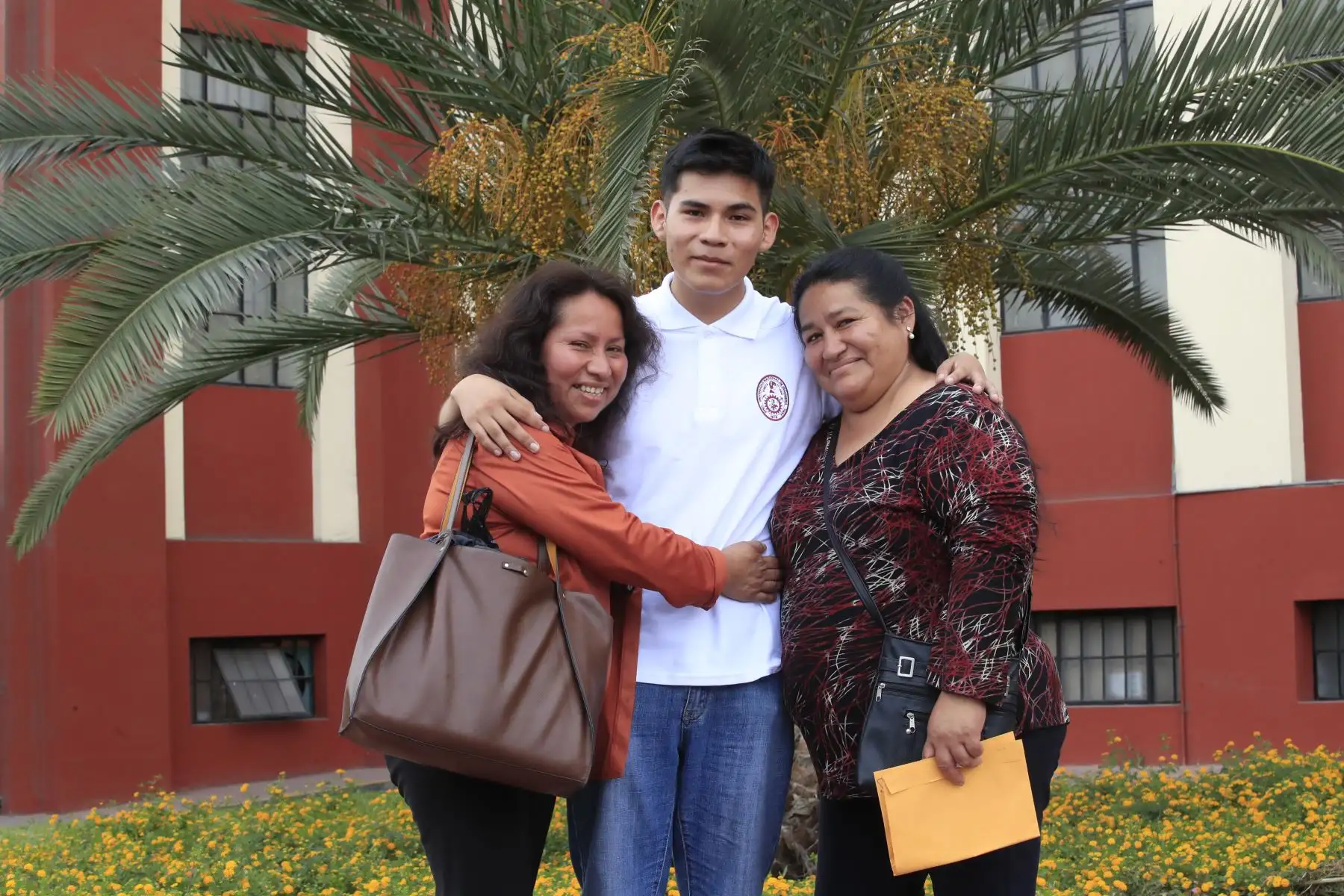 La Universidad Nacional de Ingeniería presentó tres primeros puestos del Concurso de Admisión 2020-1.  Luis Angelo Huamán Quillay, tercer puesto con su madre y tía

Foto: ANDINA/Juan Carlos Guzmán Negrini