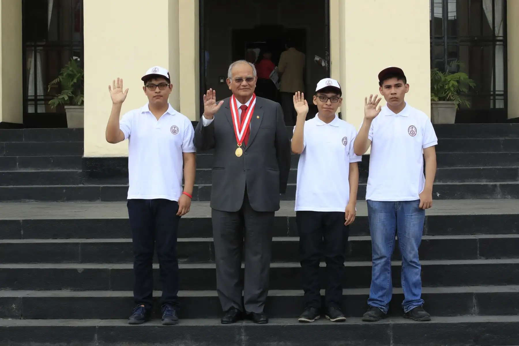 La Universidad Nacional de Ingeniería presentó a los tres primeros puestos del Concurso de Admisión 2020-1. De izquierda a derecha: Salvador Loayza Segura, segundo puesto, Jorge Alva, rector, Alessandro Lisarazo Ortíz, primer puesto y Luis Angelo Huamán Quillay, tercer puesto.

Foto: ANDINA/Juan Carlos Guzmán Negrini