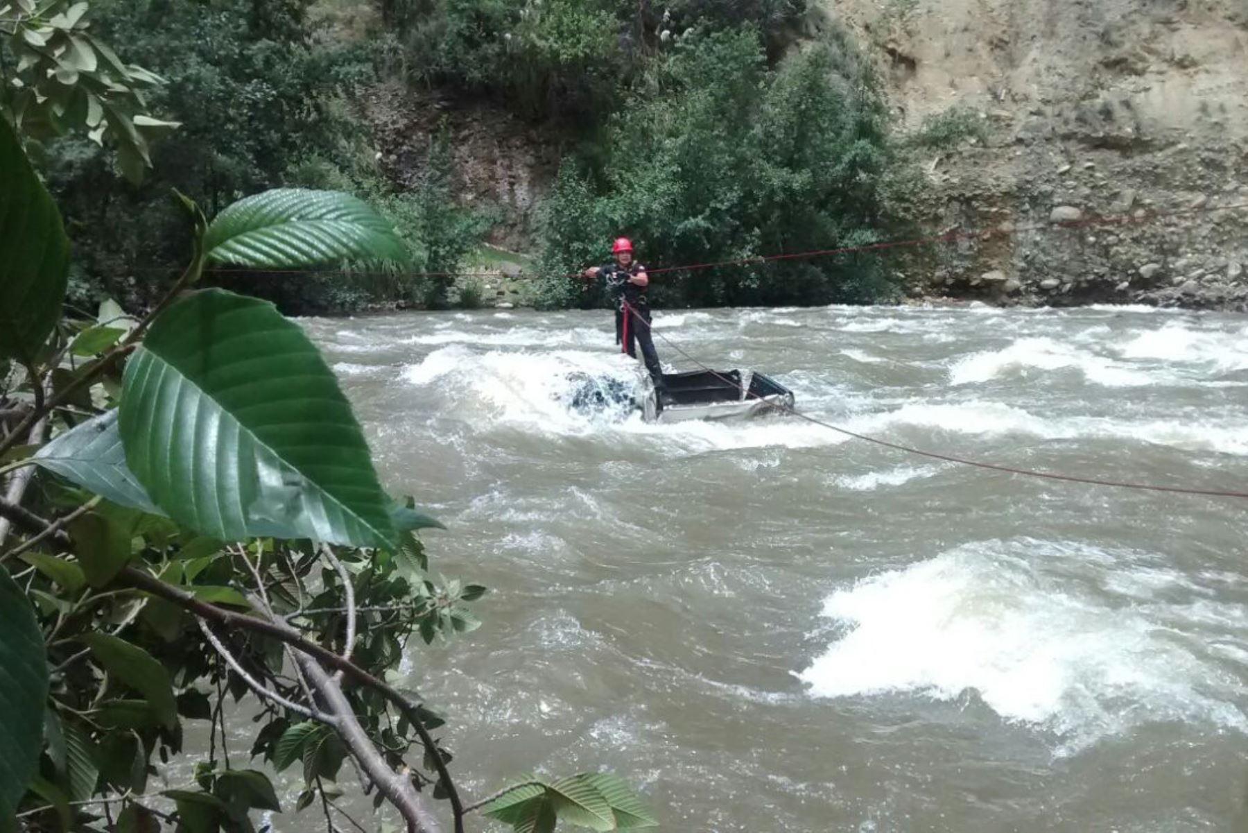 Efectivos de la Policía Nacional del Perú rescataron a dos mujeres que cayeron al río Santa, en la región Áncash.