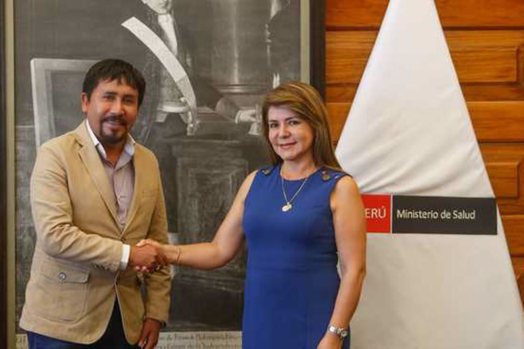 La ministra de Salud, Elizabeth Hinostroza Pereyra, se reunió con los gobernadores regionales de Arequipa y Junín.