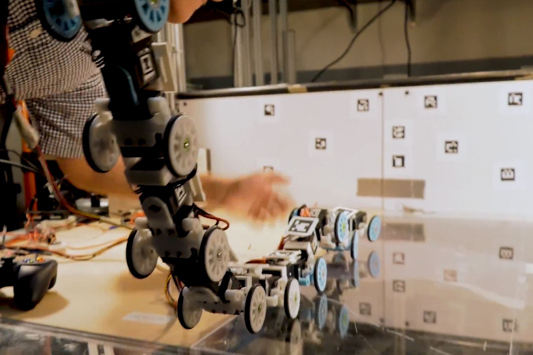Al estudiar los movimientos de escalada de la serpiente rey, un equipo de ingenieros mecánicos construyó un robot serpiente que podría ayudar a avanzar en la tecnología de búsqueda y rescate.