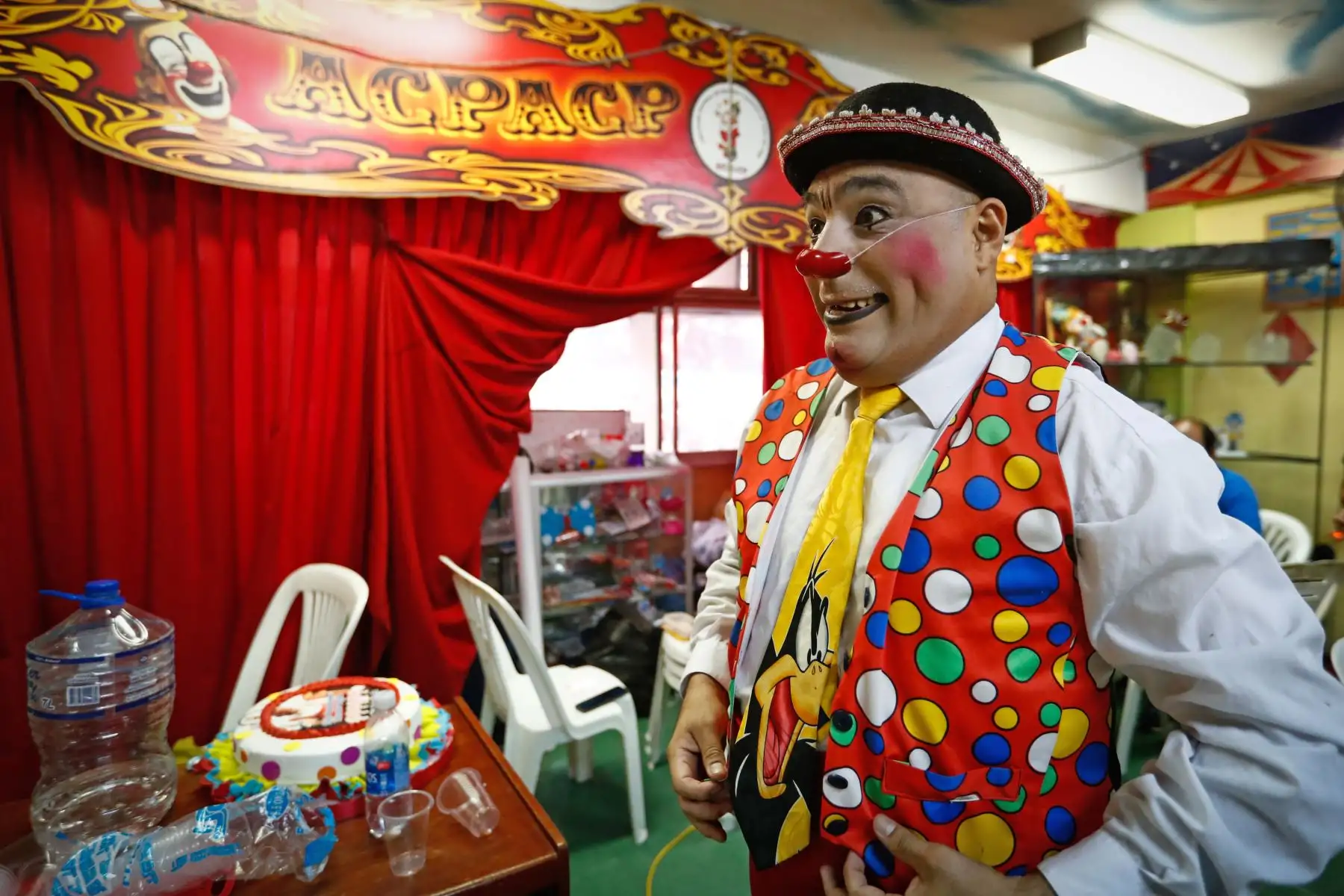 El payaso "Pininolas" se alista para el homenaje a Ricardo Farfán, conocido en el ambiente artístico como el payaso "Pitito" por sus 96 años. Foto: ANDINA/Carlos Lezama