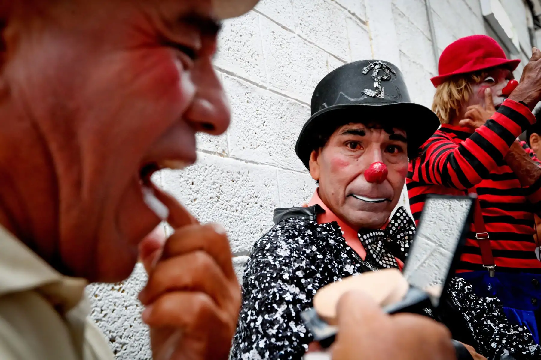 Los payasos "Corazoncito", "Chiquilin" y "Piojito" se alistan para el homenaje a Ricardo Farfán, conocido en el ambiente artístico como el payaso "Pitito" por sus 96 años. Foto: ANDINA/Carlos Lezama