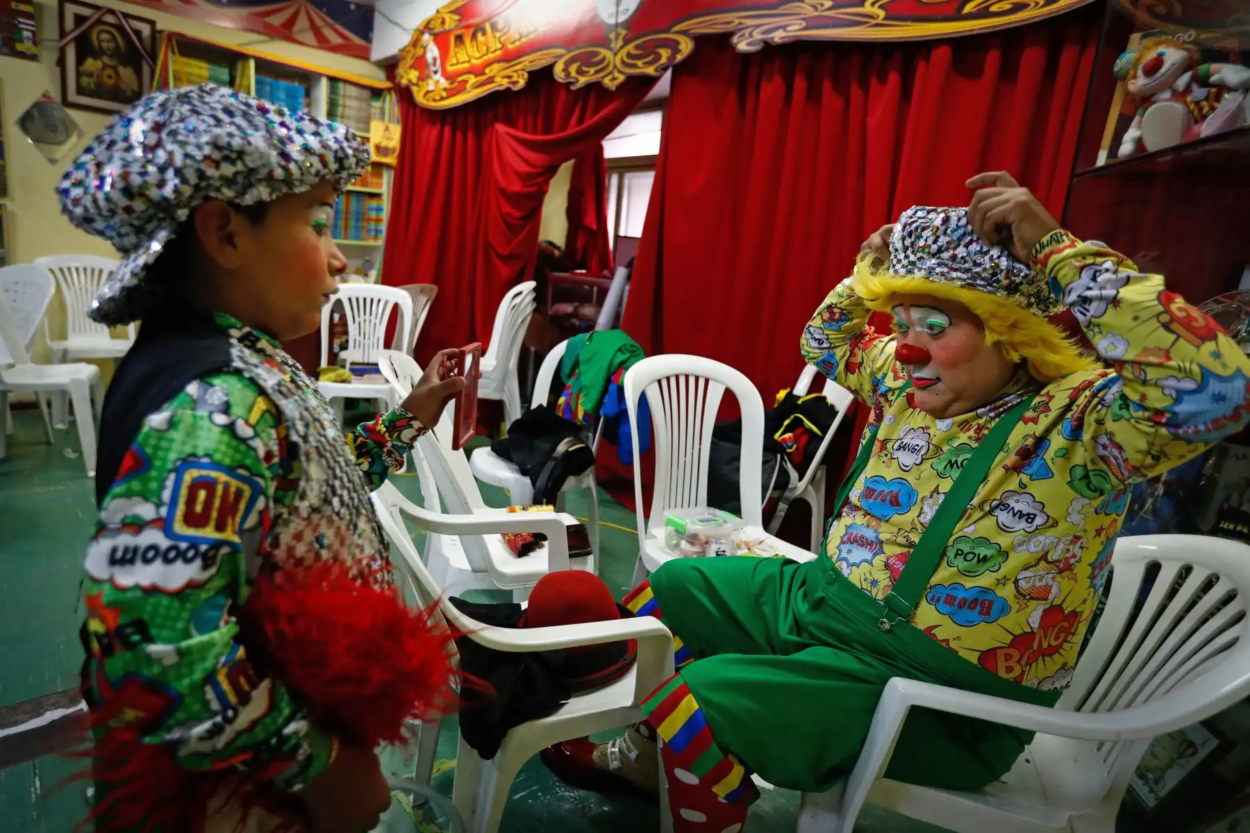 El payaso "Elegantito" e hijo se maquillan para el homenaje a Ricardo Farfán, conocido en el ambiente artístico como el payaso "Pitito"  por sus 96 años. Foto: ANDINA/Carlos Lezama