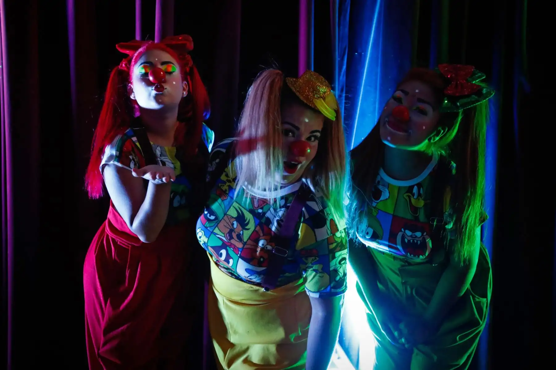 Las payasas "Brillitos" "Vaichy" y "Ginger" durante el homenaje a Ricardo Farfán, conocido en el ambiente artístico como el payaso "Pitito" por sus 96 años. Foto: ANDINA/Carlos Lezama