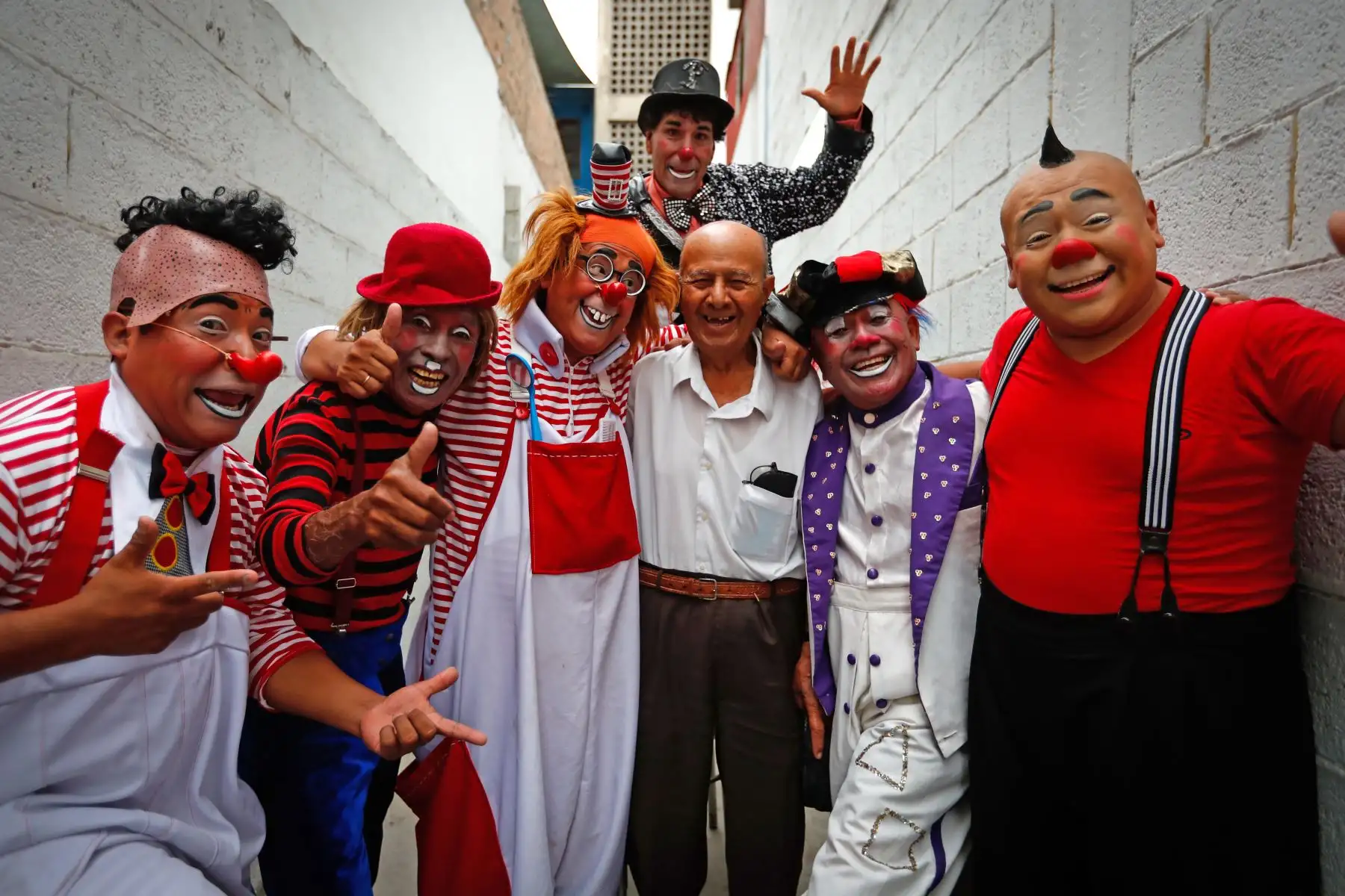 Los payasos "Corazoncito", "Chiquilin", "Piojito" "Odontoloco" y "Plumerito" junto a Ricardo Farfán, conocido en el ambiente artístico como el payaso "Pitito" por sus 96 años. Foto: ANDINA/Carlos Lezama