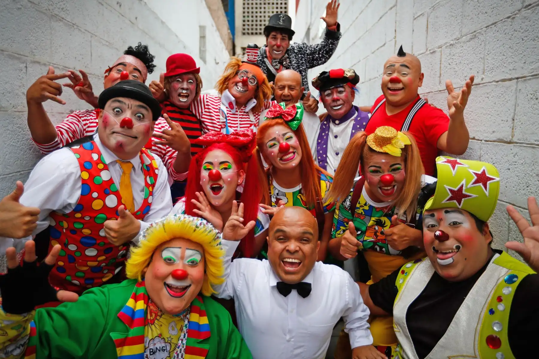 Los payasos "Corazoncito", "Chiquilin", "Piojito" "Odontoloco"," Sanguchito", "Plumerito" y las "Trkillasas" junto a Ricardo Farfán, conocido en el ambiente artístico como el payaso "Pitito" por sus 96 años. Foto: ANDINA/Carlos Lezama