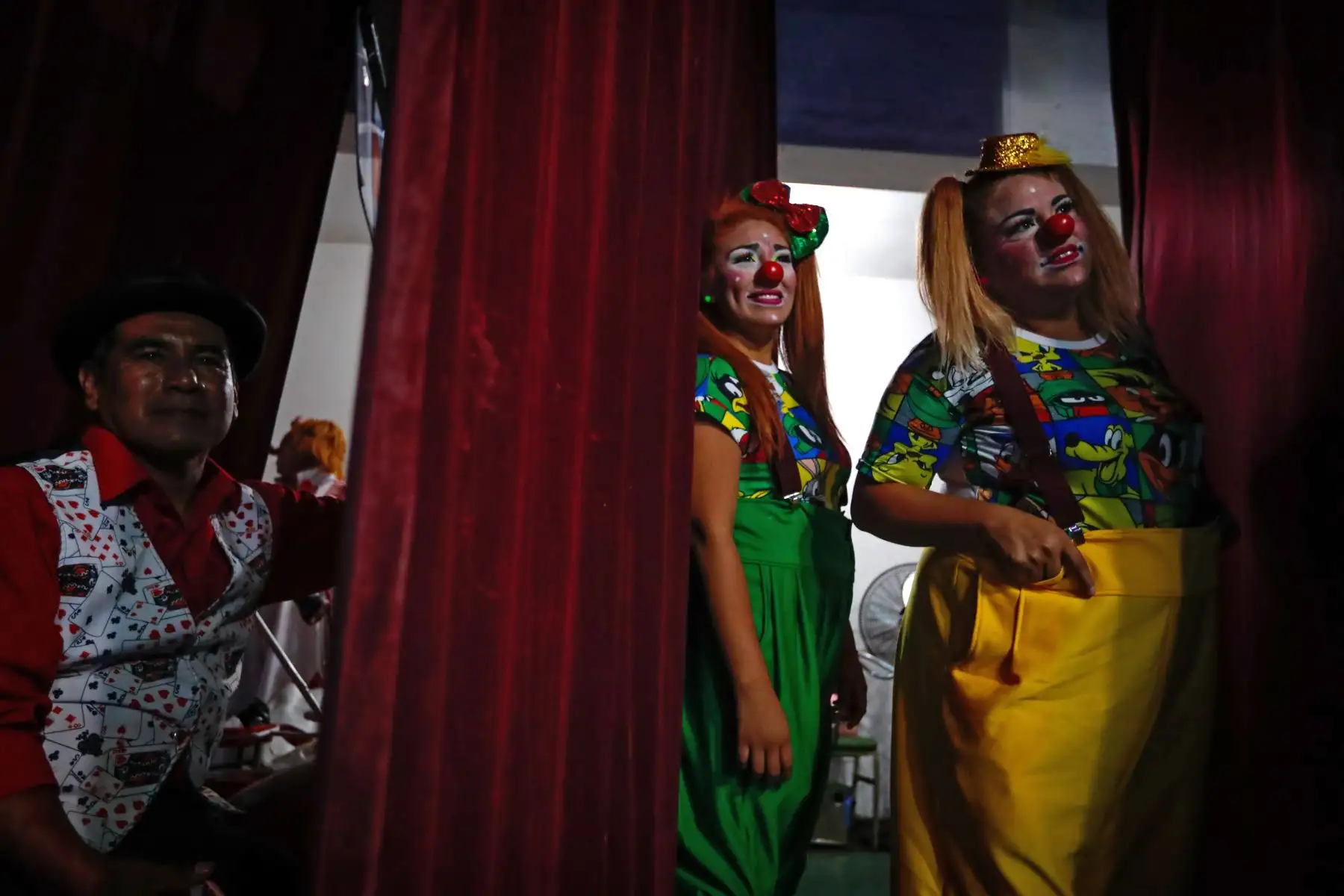 El mago "Tarbilly", las payasas "Vaichy" y "Ginger" durante el homenaje a Ricardo Farfán, conocido en el ambiente artístico como el payaso "Pitito" por sus 96 años. Foto: ANDINA/Carlos Lezama