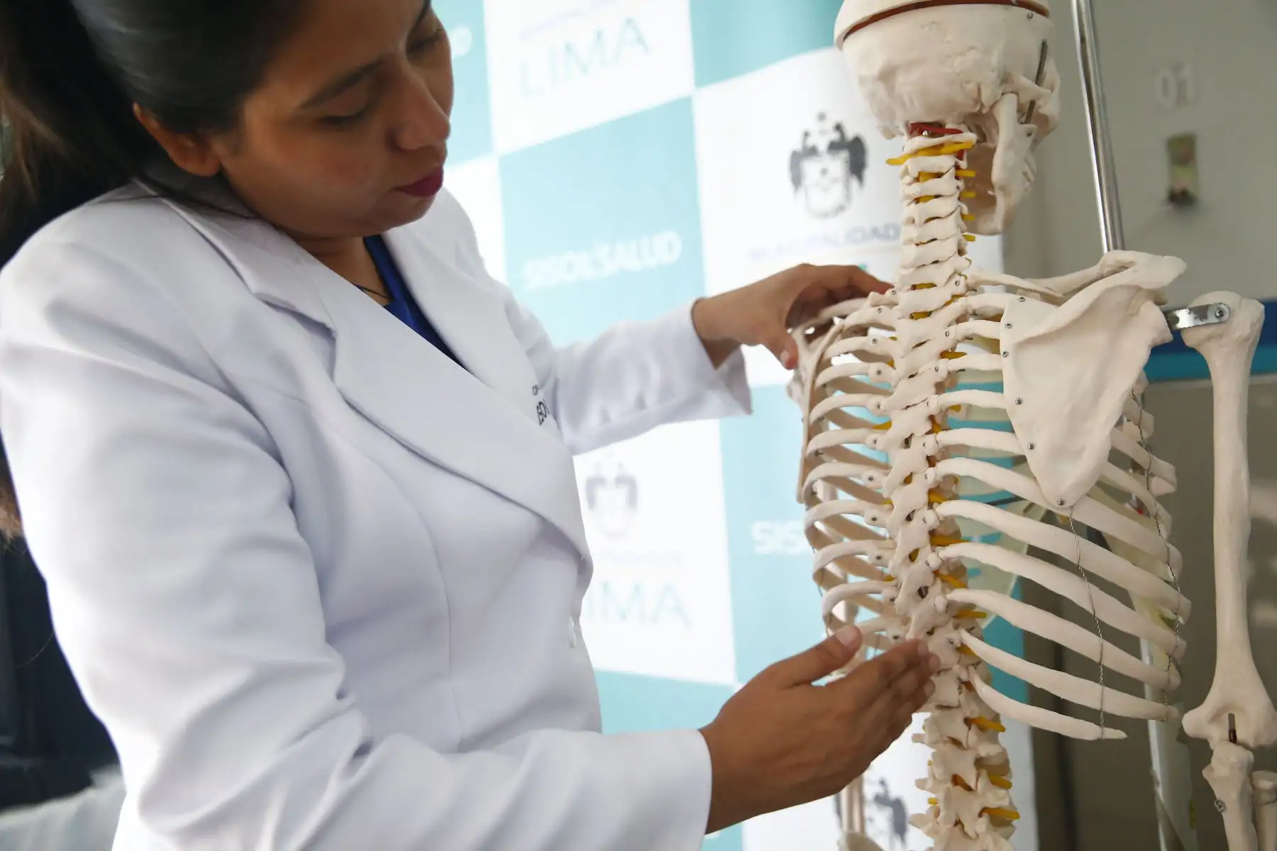 Las desviaciones de columna son frecuentes en los alumnos que usan la mochila pesada de un solo lado del cuerpo. Foto: ANDINA/Jhonel Rodríguez Robles