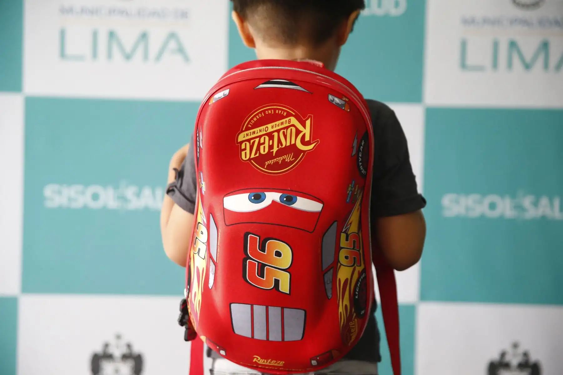 La mochila no debe exceder el 10% del peso corporal del niño. Foto: ANDINA/Jhonel Rodríguez Robles