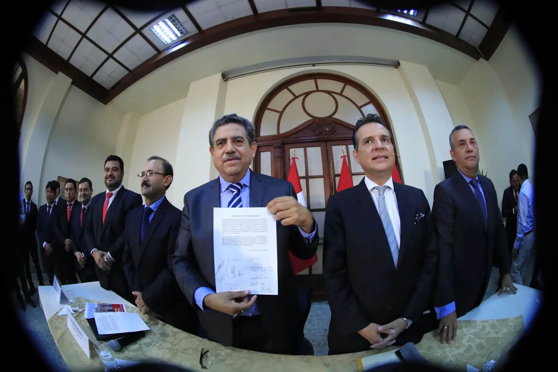Parlamentarios de mesa multipartidaria firman acuerdo de gobernabilidad. Manuel Merino de Lama sostiene el documento acompañado de(izq a der) Guillermo Aliaga de Somos Perú, Otto Guibovich de Acción Popular, Omar Chehade de APP y Daniel Urresti de Podemos Perú.

Foto: ANDINA/Juan Carlos Guzmán Negrini