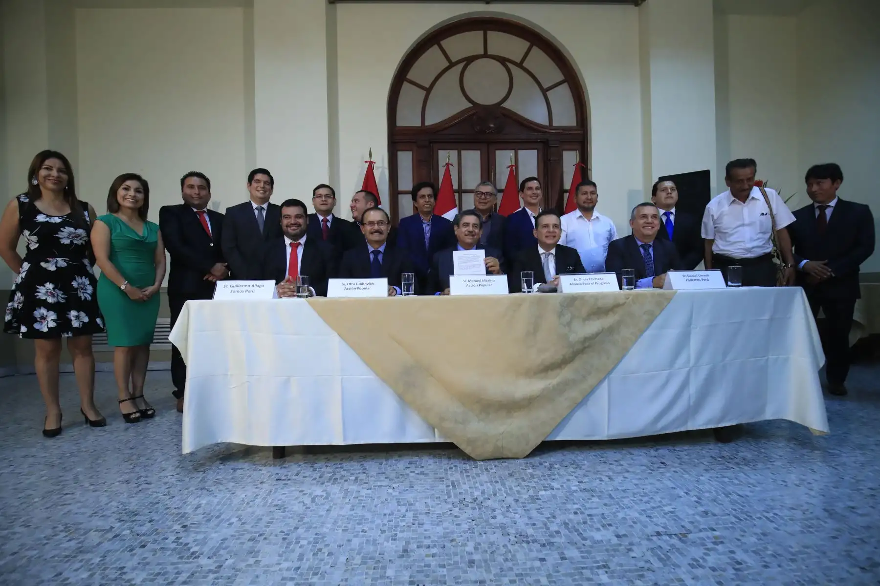 Parlamentarios de mesa multipartidaria firman acuerdo de gobernabilidad. Sentados(izq a der) Guillermo Aliaga de Somos Perú, Otto Guibovich y Manuel Merino de Lama de Acción Popular, Omar Chehade de APP y Daniel Urresti de Podemos Perú.

Foto: ANDINA/Juan Carlos Guzmán Negrini