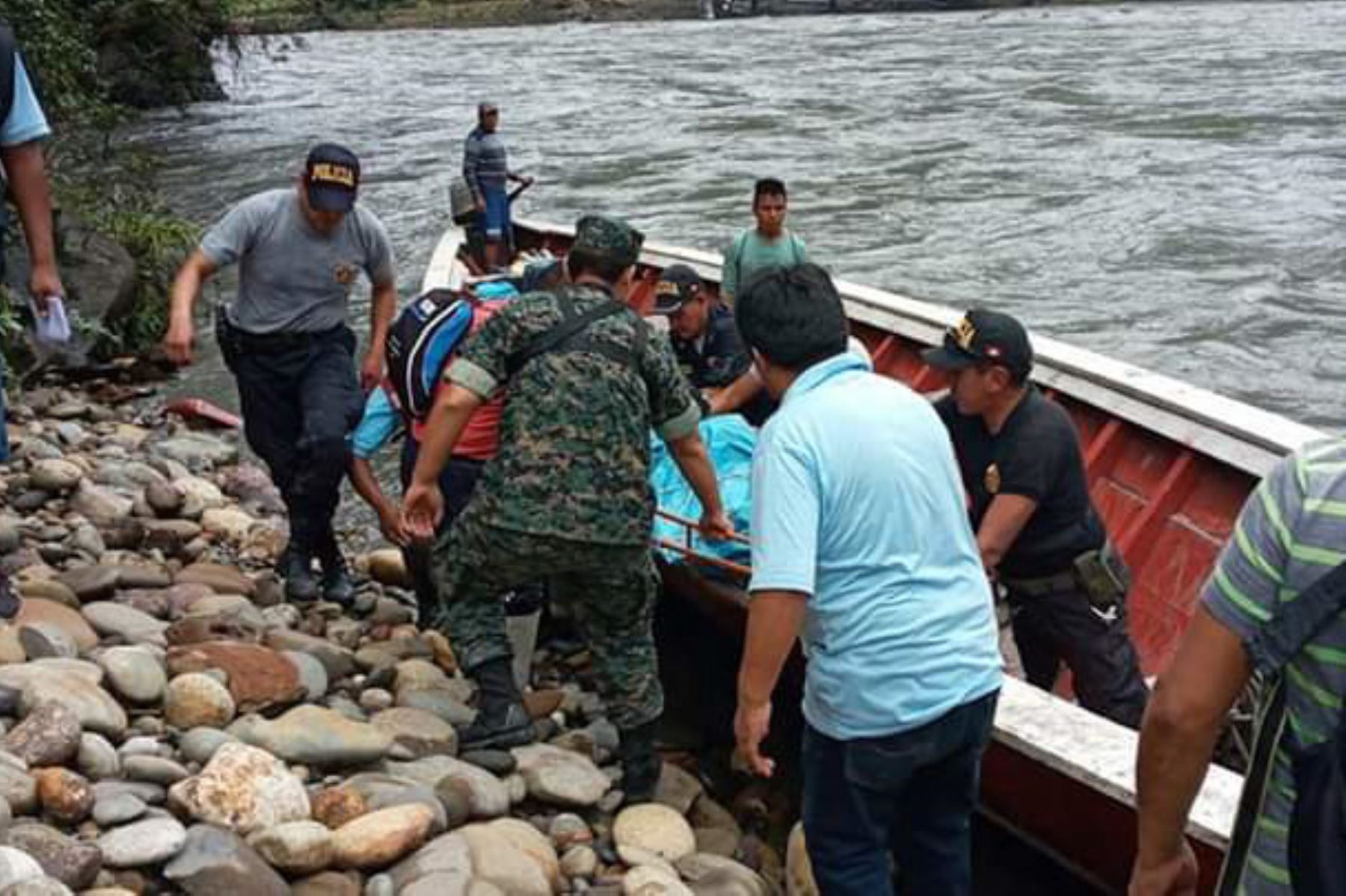 Buzos de la Marina de Guerra se suman a la búsqueda de desaparecidos de naufragio en el río Inambari, en la selva de la región Puno. ANDINA/Difusión