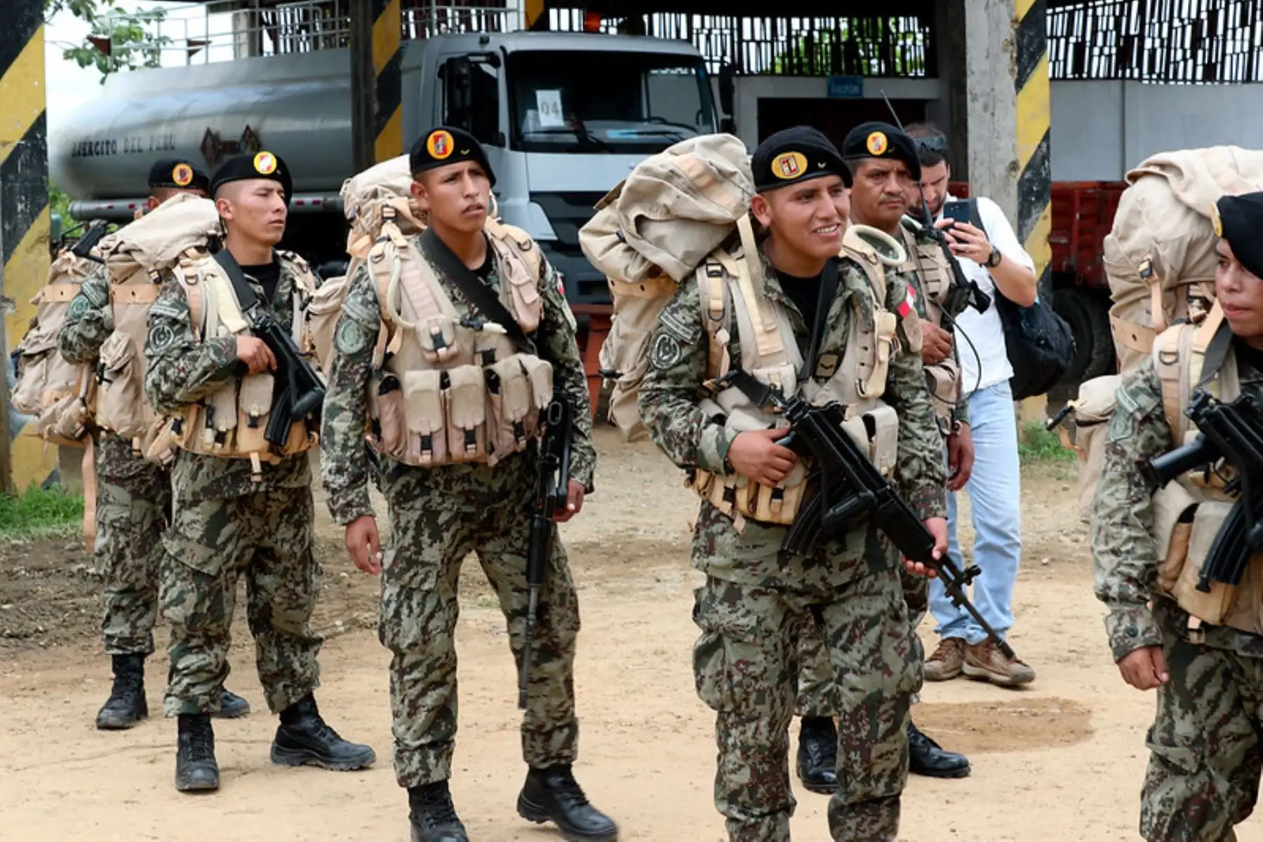El Ejecutivo prorrogó, por el plazo de 60 días, el estado de emergencia en 33 distritos de las regiones Ayacucho, Cusco, Huancavelica y Junín, así como en la franja territorial denominada “Eje energético del CE-Vraem, de 5 kilómetros a cada lado del Sistema de Transporte de Gas Natural y Líquidos de Gas Natural Cusco-Ica-Lima, a fin de garantizar la seguridad y el orden interno en esas localidades y en dicha infraestructura energética. ANDINA/Difusión