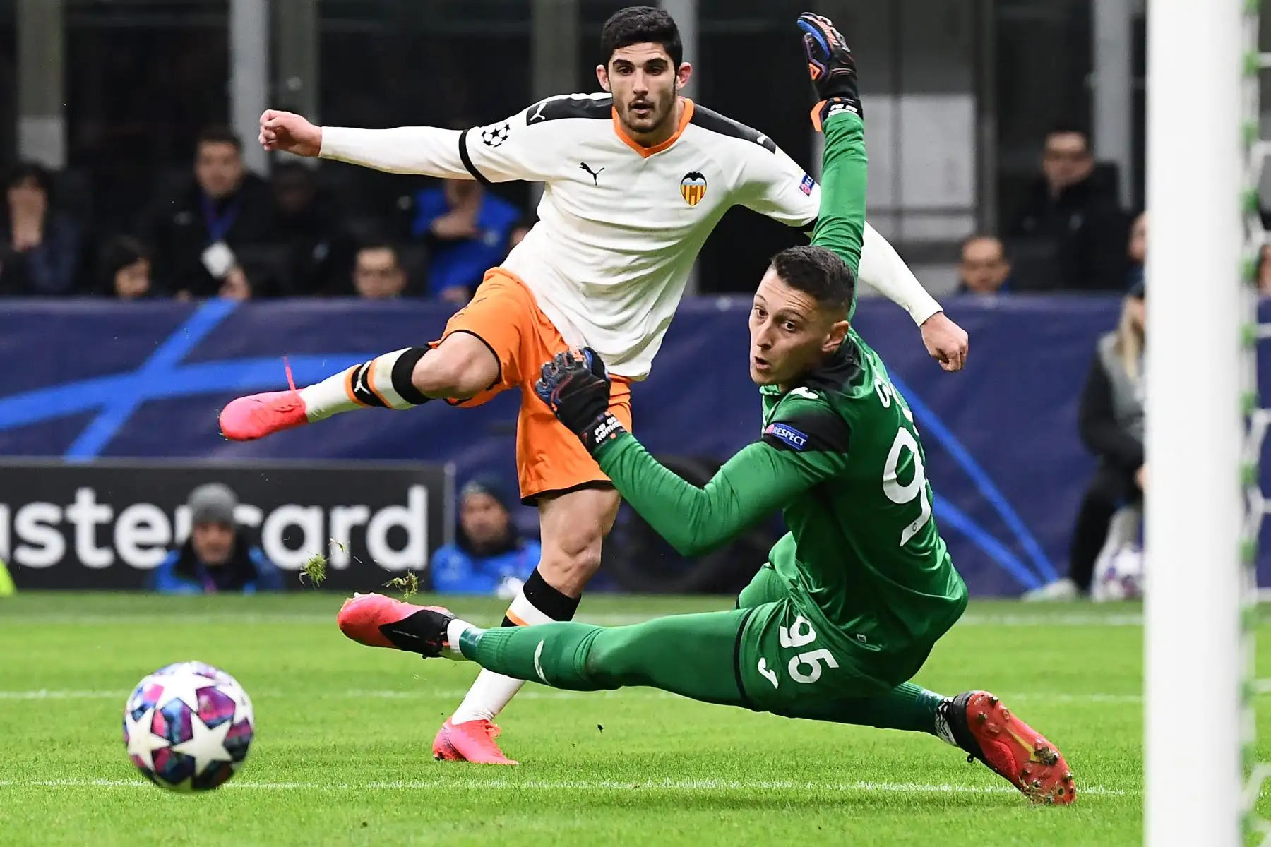El delantero portugués de aleon, Goncalo Guedes (trasero) no logra pasar al arquero italiano de Atalanta Pierluigi Gollini, durante la ronda 16 de la UEFA Champions League, partido de fútbol de ida, Atalanta Bergamo vs Valencia.Foto:AFP