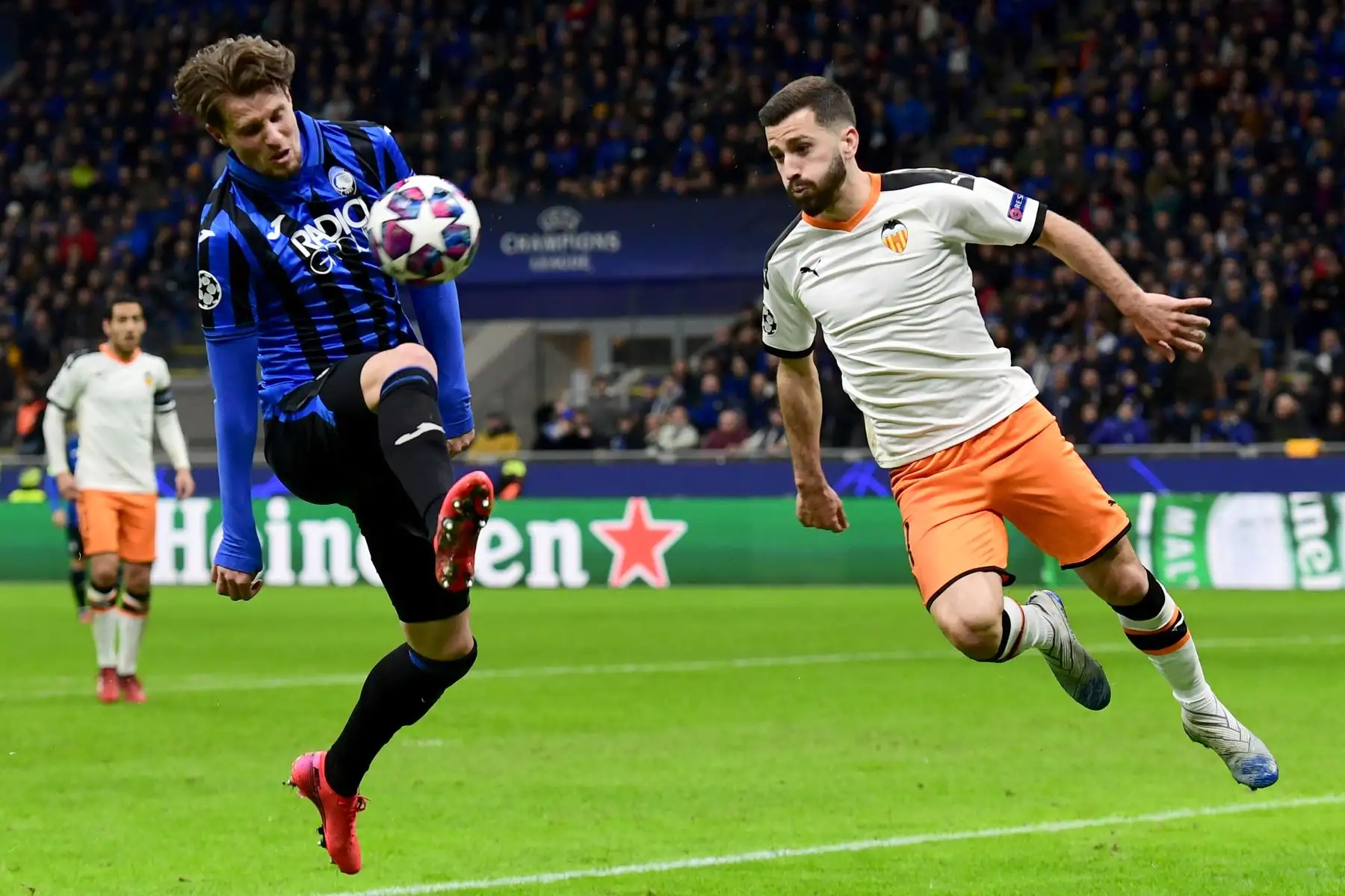 El defensor holandés de Atalanta, Hans Hateboer (L) y el defensor español de Valencia, José Luis Gaya Peña, van por el balón durante la ronda de 16 de la UEFA Champions League.Foto:AFP