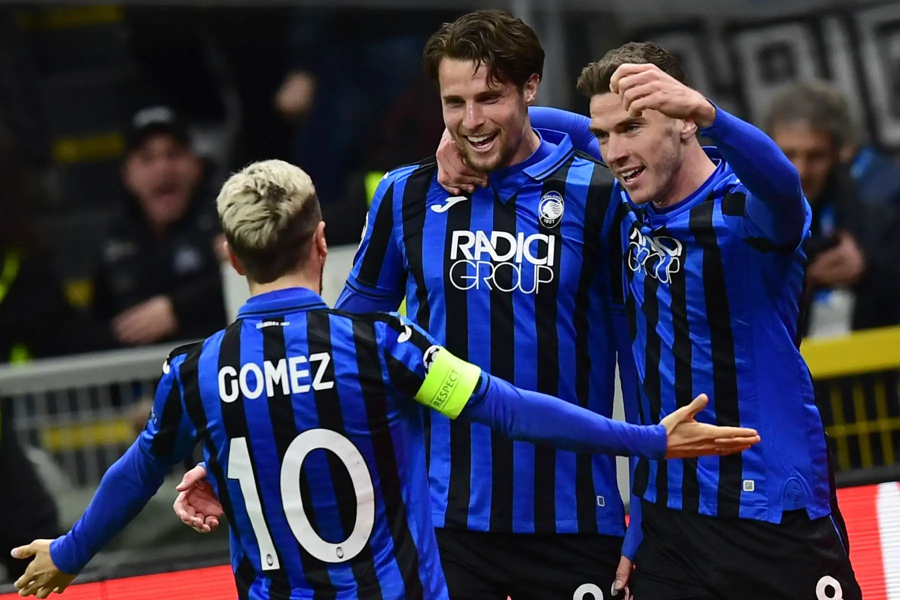 El defensor holandés de Atalanta, Hans Hateboer (C) celebra con el delantero argentino de Atalanta, Papu Gómez (L) y el defensor alemán de Atalanta, Robin Gosens, después de abrir el marcador durante el partido de ida de octavos de final de la UEFA Champions League.Foto:AFP