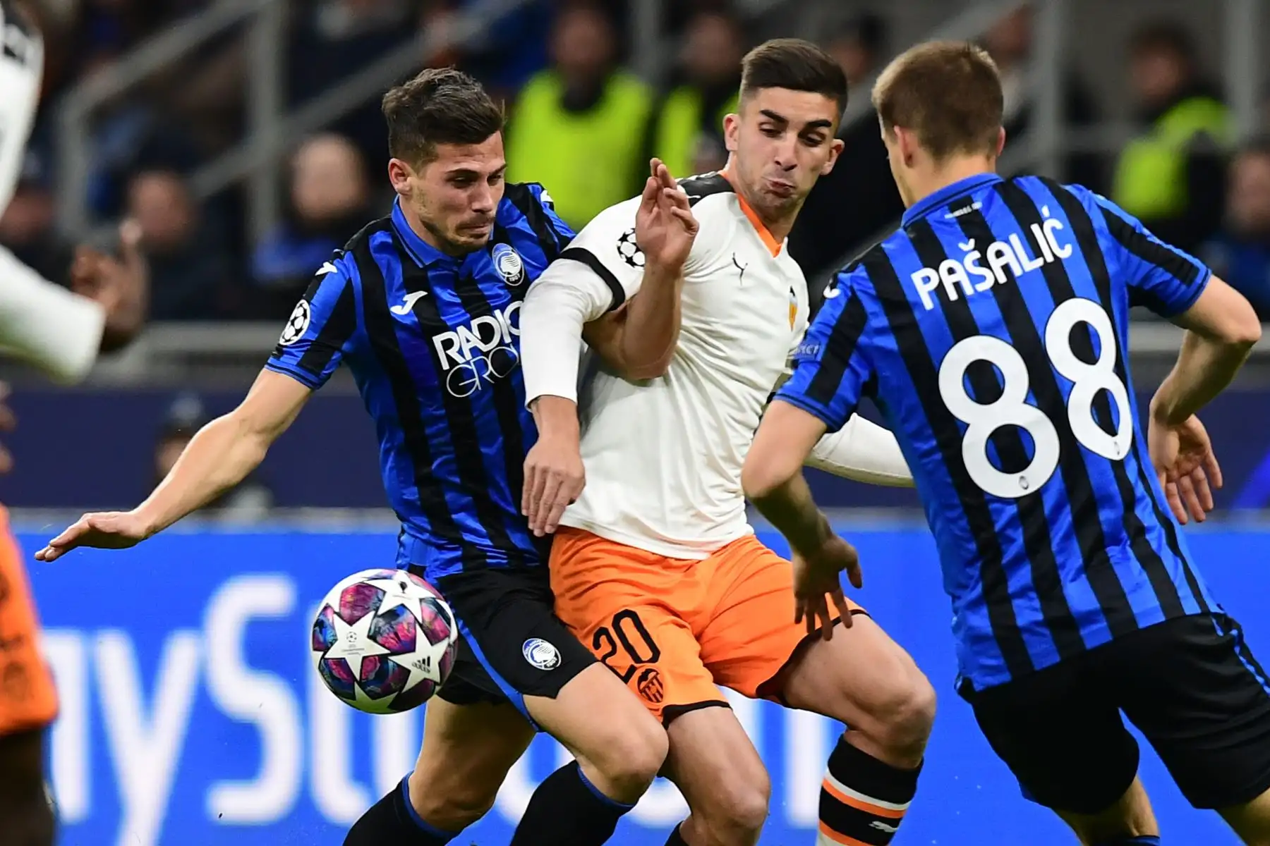 El centrocampista suizo de Atalanta, Remo Freuler (L) y el centrocampista español de Valencia, Ferran Torres, van por el balón durante la ronda de 16 de la UEFA Champions League.Foto:AFP