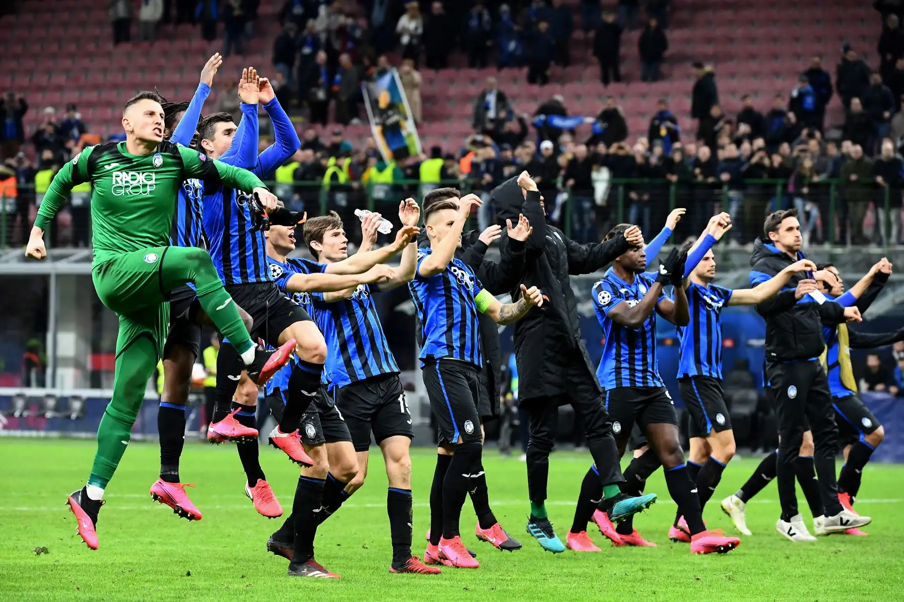 El portero italiano de Atalanta, Pierluigi Gollini (L) y sus compañeros de equipo reconocen al público al final de los octavos de final de la UEFA Champions League. Foto.AFP