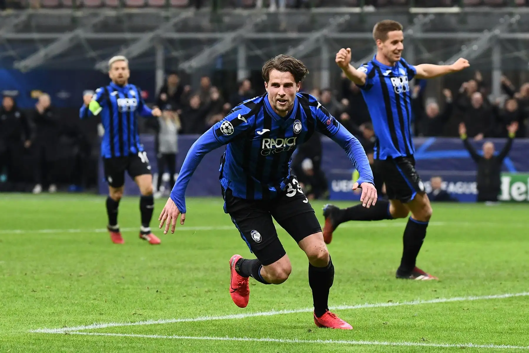 El defensor holandés de Atalanta, Hans Hateboer, celebra después de marcar su segundo gol durante el partido de ida de octavos de final de la UEFA Champions League Atalanta Bergamo vs Valencia. Foto:AFP