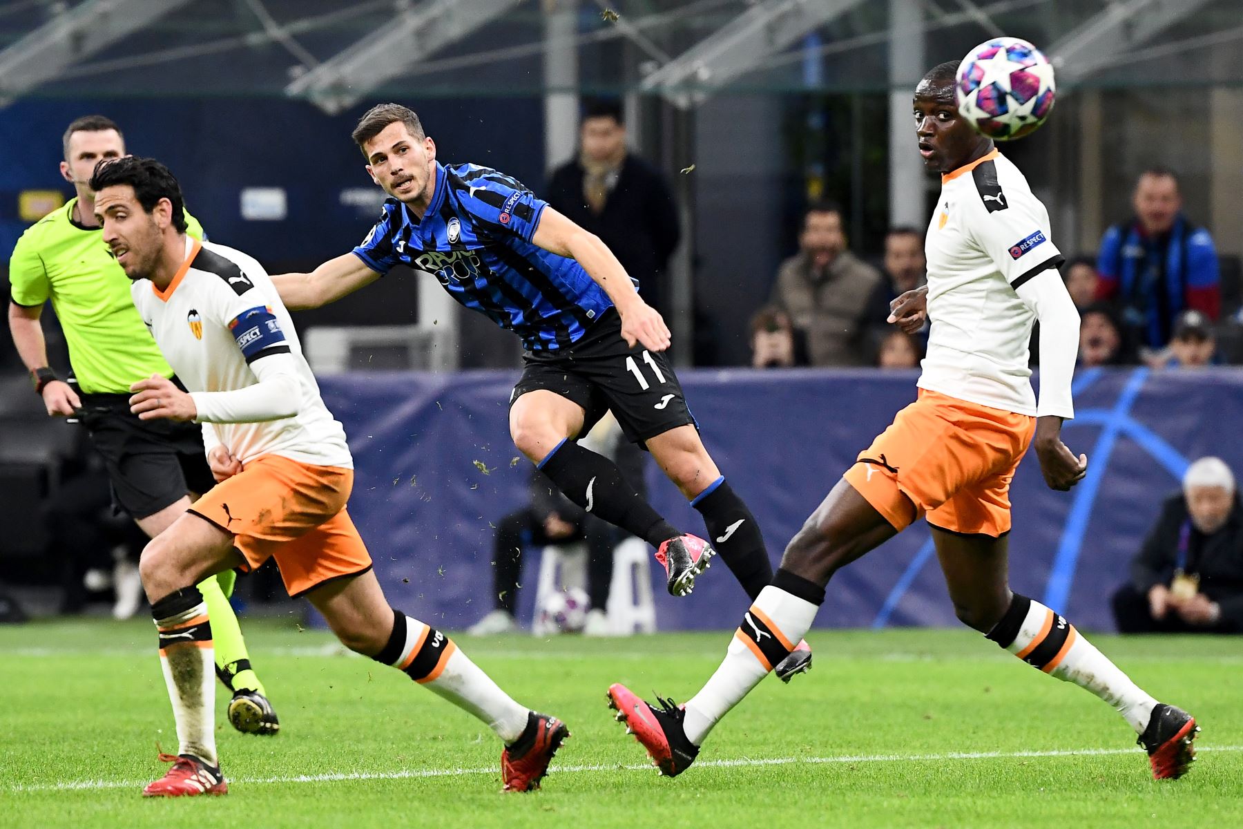 El centrocampista suizo de Atalanta, Remo Freuler (C), dispara para marcar el tercer gol de su equipo durante los octavos de final de la UEFA Champions League, Atalanta Bergamo vs Valencia.Foto:AFP