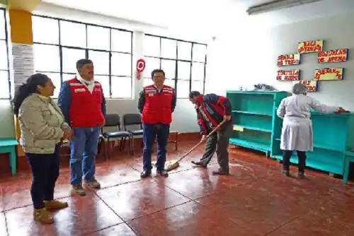 Los monitores revisan condiciones básicas como higiene, ventilación adecuada y que los espacios que los colegios han determinado como almacén cuenten con mobiliarios para que los alimentos sean almacenados adecuadamente.