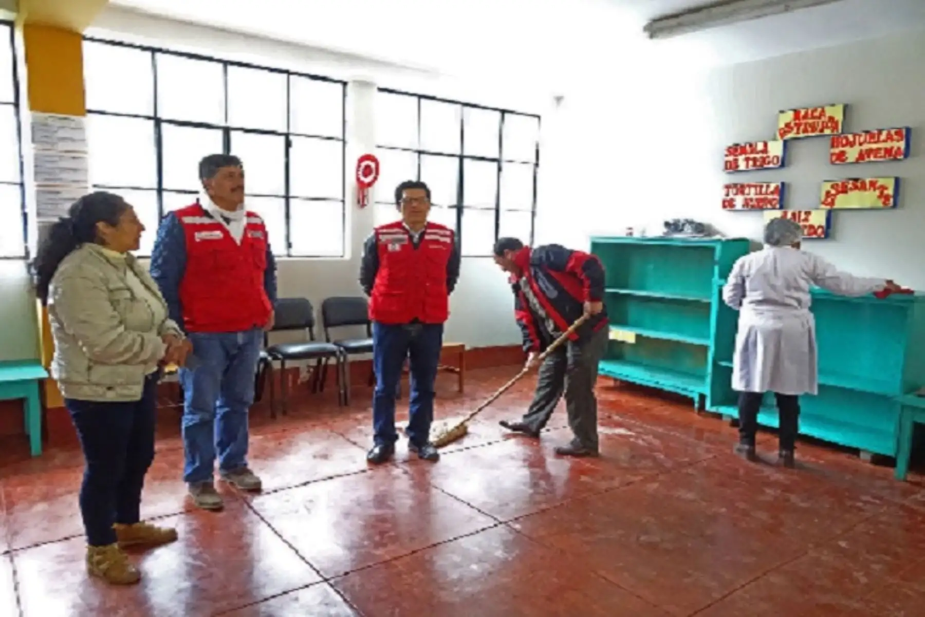Los monitores revisan condiciones básicas como higiene, ventilación adecuada y que los espacios que los colegios han determinado como almacén cuenten con mobiliarios para que los alimentos sean almacenados adecuadamente.