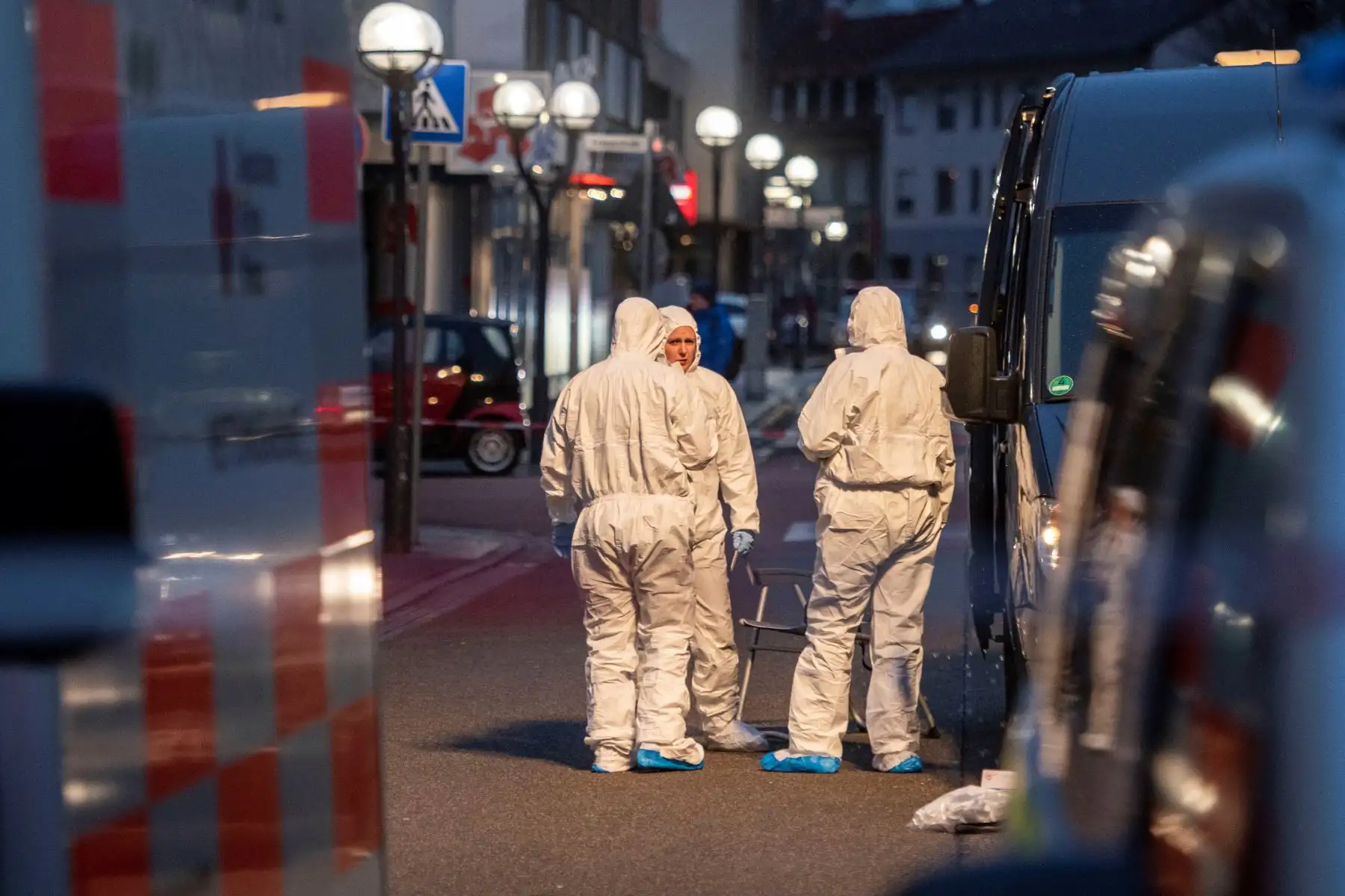 Los servicios de emergencia y la policía trabajan en el lugar del tiroteo en Hanau, Alemania occidental. Foto: AFP