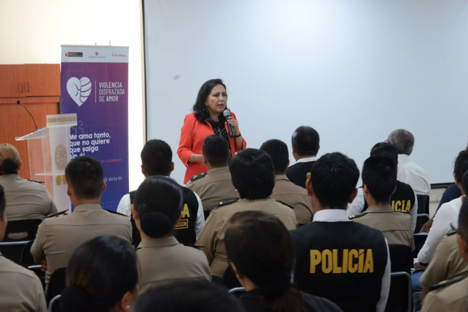 Capacitación a policías chalados para identificar riesgos de violencia familiar. Foto: Andina/Difusión