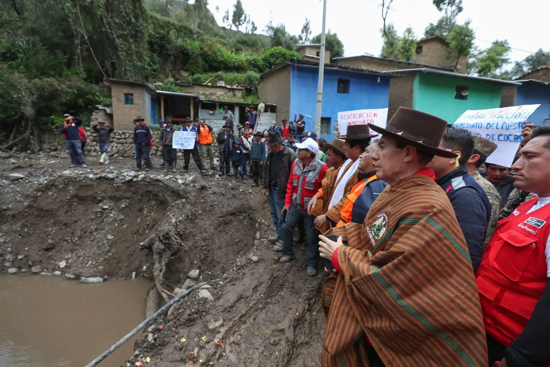 Ministro de Defensa, Walter Roger Martos  y Ministro de Vivienda , Rodolfo Eugenio Yáñez inspeccionaron daños ocasionados por caída de huaico en la localidad de Cocas, en Ayacucho.
Foto: Mindef