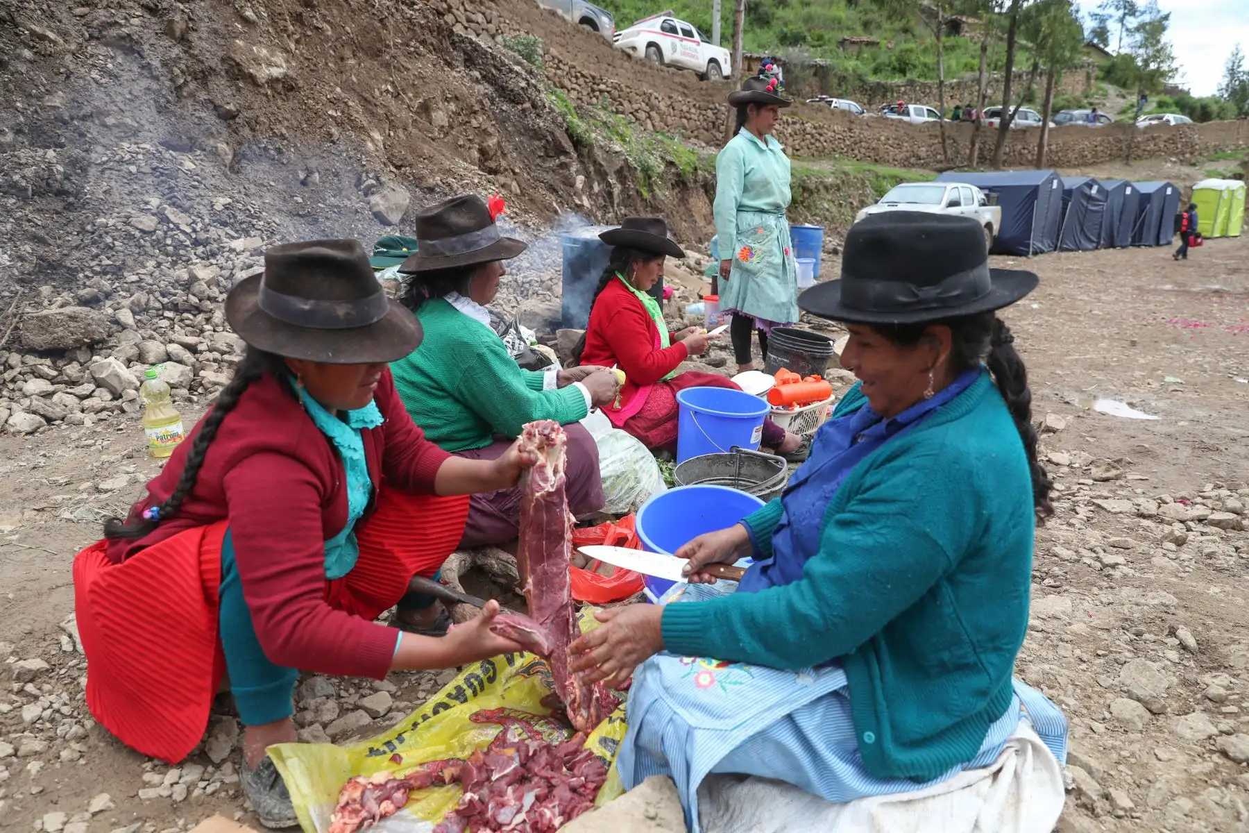 Ministro de Defensa, Walter Roger Martos  y Ministro de Vivienda , Rodolfo Eugenio Yáñez inspeccionaron daños ocasionados por caída de huaico en la localidad de Cocas, en Ayacucho.
Foto: Mindef