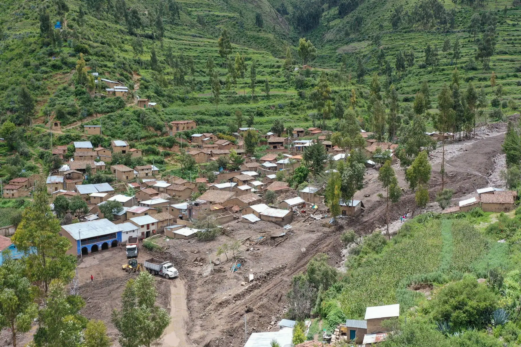 Ministro de Defensa, Walter Roger Martos  y Ministro de Vivienda , Rodolfo Eugenio Yáñez inspeccionaron daños ocasionados por caída de huaico en la localidad de Cocas, en Ayacucho.
Foto: Mindef