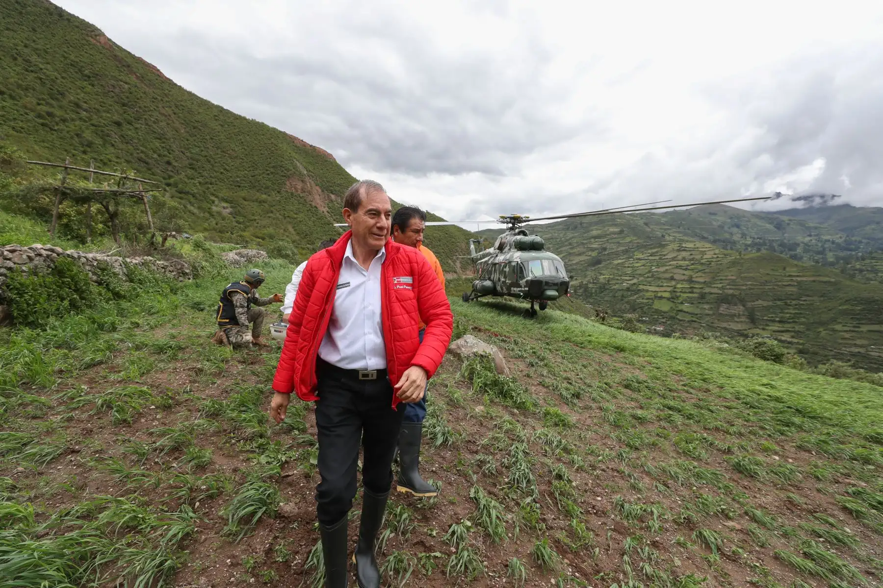 Ministro de Defensa, Walter Roger Martos  y Ministro de Vivienda , Rodolfo Eugenio Yáñez inspeccionaron daños ocasionados por caída de huaico en la localidad de Cocas, en Ayacucho.
Foto: Mindef