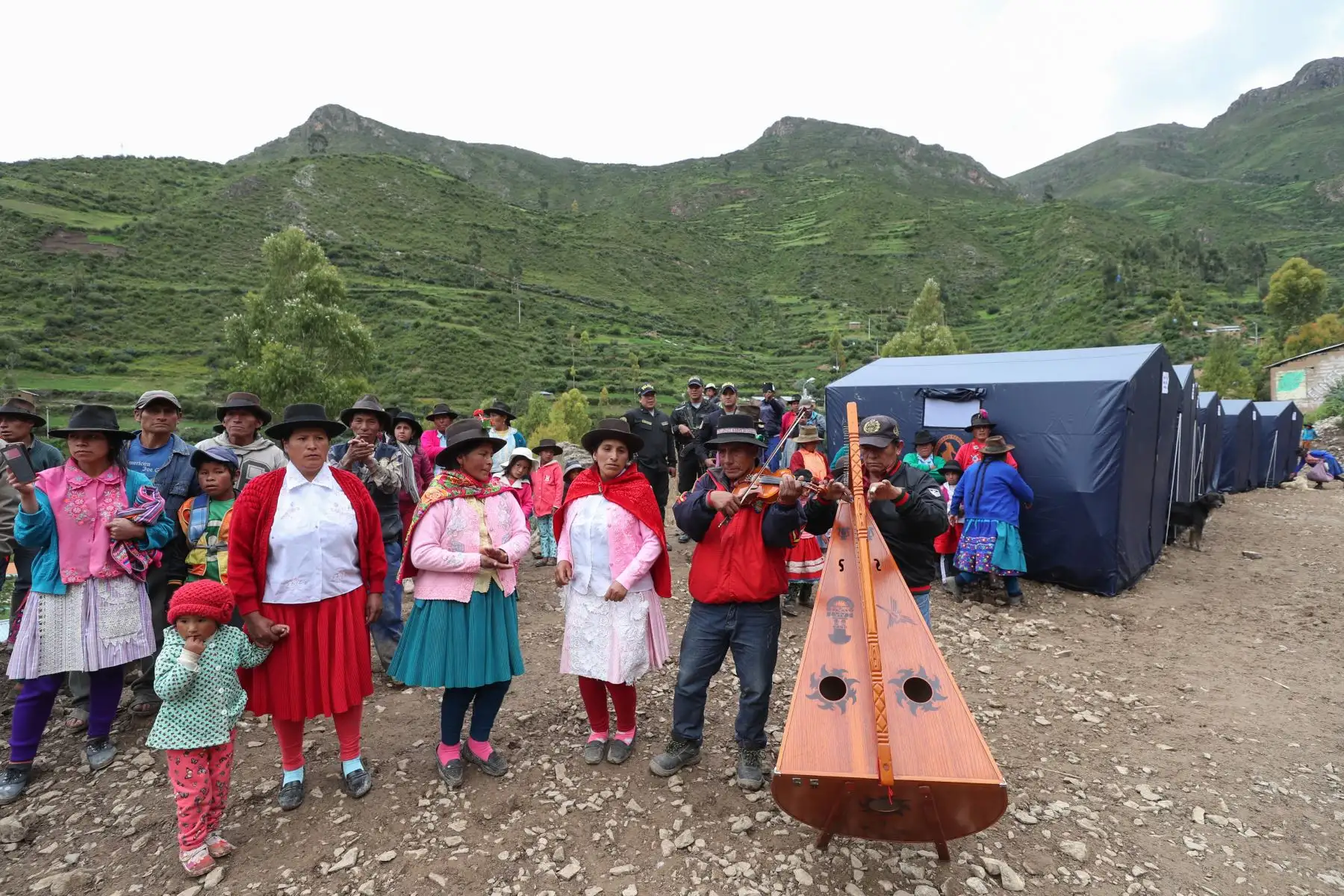 Ministro de Defensa, Walter Roger Martos  y Ministro de Vivienda , Rodolfo Eugenio Yáñez inspeccionaron daños ocasionados por caída de huaico en la localidad de Cocas, en Ayacucho.
Foto: Mindef