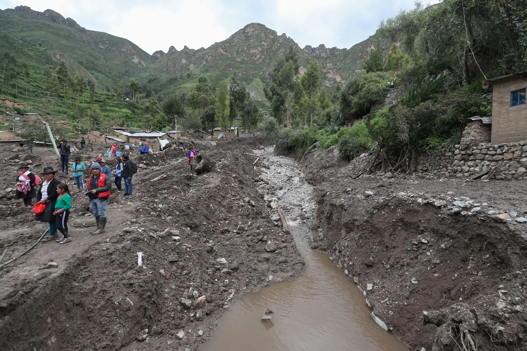 Ministro de Defensa, Walter Roger Martos  y Ministro de Vivienda , Rodolfo Eugenio Yáñez inspeccionaron daños ocasionados por caída de huaico en la localidad de Cocas, en Ayacucho.
Foto:  Mindef