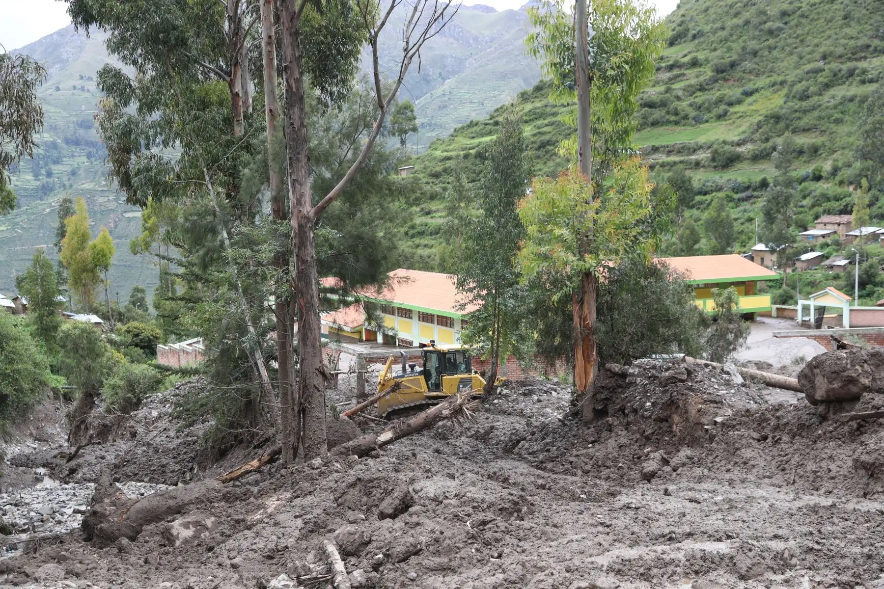 Ministro de Defensa, Walter Roger Martos  y Ministro de Vivienda , Rodolfo Eugenio Yáñez inspeccionaron daños ocasionados por caída de huaico en la localidad de Cocas, en Ayacucho.
Foto: Mindef