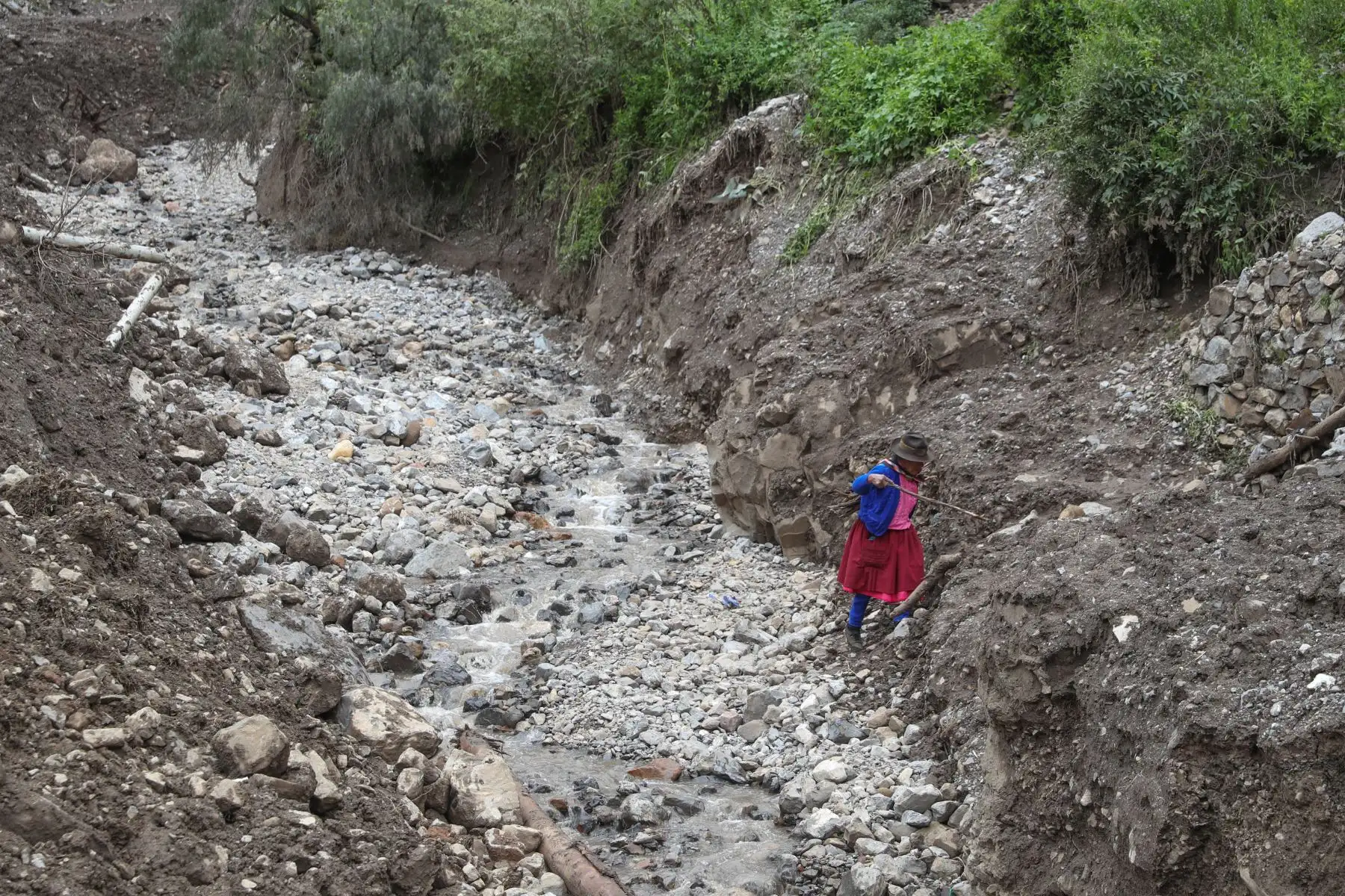 Ministro de Defensa, Walter Roger Martos  y Ministro de Vivienda , Rodolfo Eugenio Yáñez inspeccionaron daños ocasionados por caída de huaico en la localidad de Cocas, en Ayacucho.
Foto:  Mindef