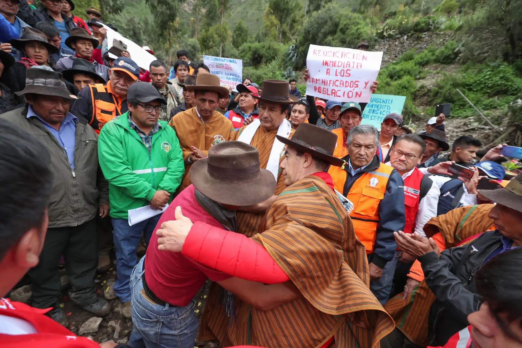 Ministro de Defensa, Walter Roger Martos  y Ministro de Vivienda , Rodolfo Eugenio Yáñez inspeccionaron daños ocasionados por caída de huaico en la localidad de Cocas, en Ayacucho.
Foto: Mindef