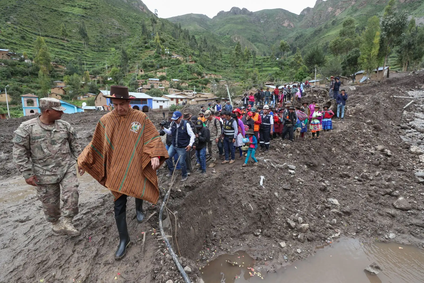 Ministro de Defensa, Walter Roger Martos  y Ministro de Vivienda , Rodolfo Eugenio Yáñez inspeccionaron daños ocasionados por caída de huaico en la localidad de Cocas, en Ayacucho.
Foto: Mindef