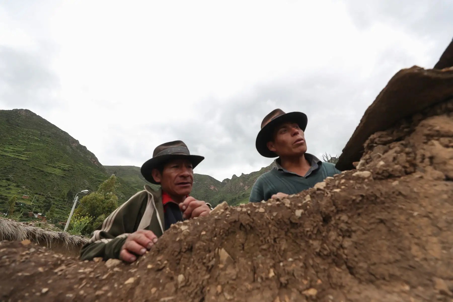 Ministro de Defensa, Walter Roger Martos  y Ministro de Vivienda , Rodolfo Eugenio Yáñez inspeccionaron daños ocasionados por caída de huaico en la localidad de Cocas, en Ayacucho.
Foto: Mindef