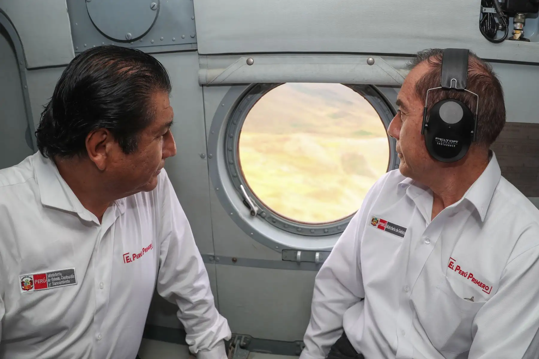 Ministro de Defensa, Walter Roger Martos  y Ministro de Vivienda , Rodolfo Eugenio Yáñez inspeccionaron daños ocasionados por caída de huaico en la localidad de Cocas, en Ayacucho.
Foto: Mindef